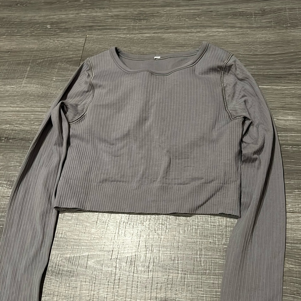cropped lululemon logn sleeve shirt